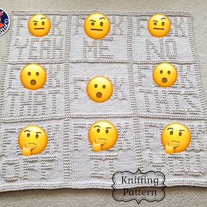 Op de afbeelding: Een beige gebreide deken met een herhalend patroon van vierkanten. Elk vierkant heeft een ander geel emoji-gezicht. De tekst "Knitting Pattern" is in zwart gedrukt aan de onderkant van de deken.