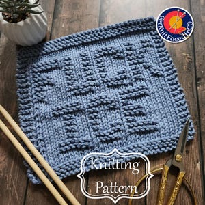 Op de afbeelding: Een lichtblauw gebreid vierkant met een textuurpatroon, met het label "Knitting Pattern". Houten breinaalden en een gouden schaar zijn zichtbaar. Een kleine witte pot met een plant staat op de achtergrond. Het vierkant meet ongeveer 25 cm bij 25 cm.