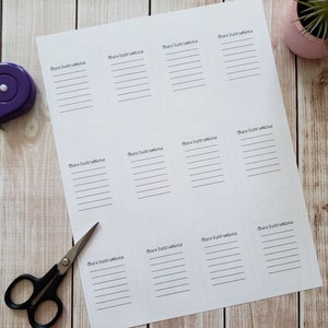 Pu&ograve; includere: Un foglio stampabile con 12 etichette di istruzioni per la cura vuote. Ogni etichetta ha il testo "Istruzioni per la cura" stampato in alto e 5 righe vuote per scrivere.