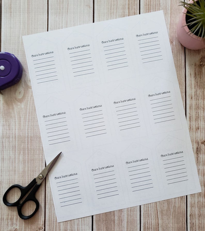 Pu&ograve; includere: Un foglio stampabile con 12 etichette di istruzioni per la cura vuote. Ogni etichetta ha il testo "Istruzioni per la cura" stampato in alto e 5 righe vuote per scrivere.