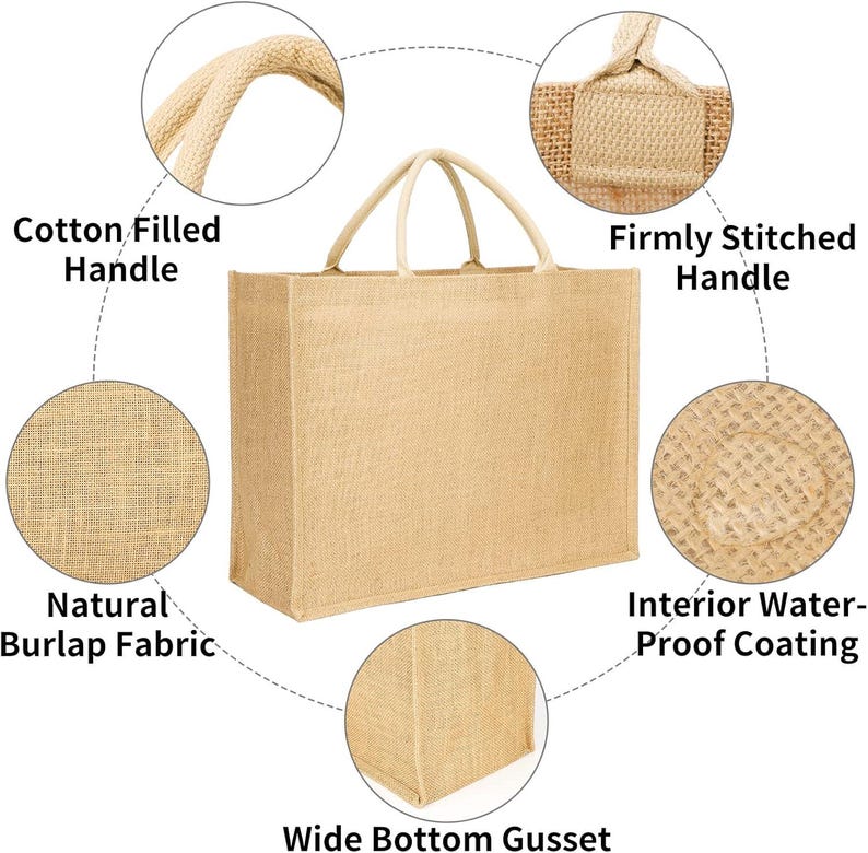 Op de afbeelding: Een rechthoekige beige jute draagtas met met katoen gevulde handvatten. De tas heeft een brede bodemvouw en een stevig gestikt handvat. De natuurlijke jute stof heeft een waterdichte binnenlaag.