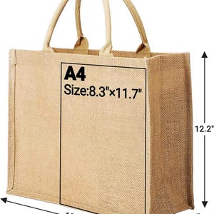 Op de afbeelding: Een beige jute draagtas met stevige handvatten. De tas is rechthoekig, met afmetingen van 38,9 cm x 15 cm x 31 cm. Het heeft een bedrukt gebied met de tekst "A4 Maat: 21,1 cm x 29,7 cm". De tas is ontworpen voor het dragen van items.