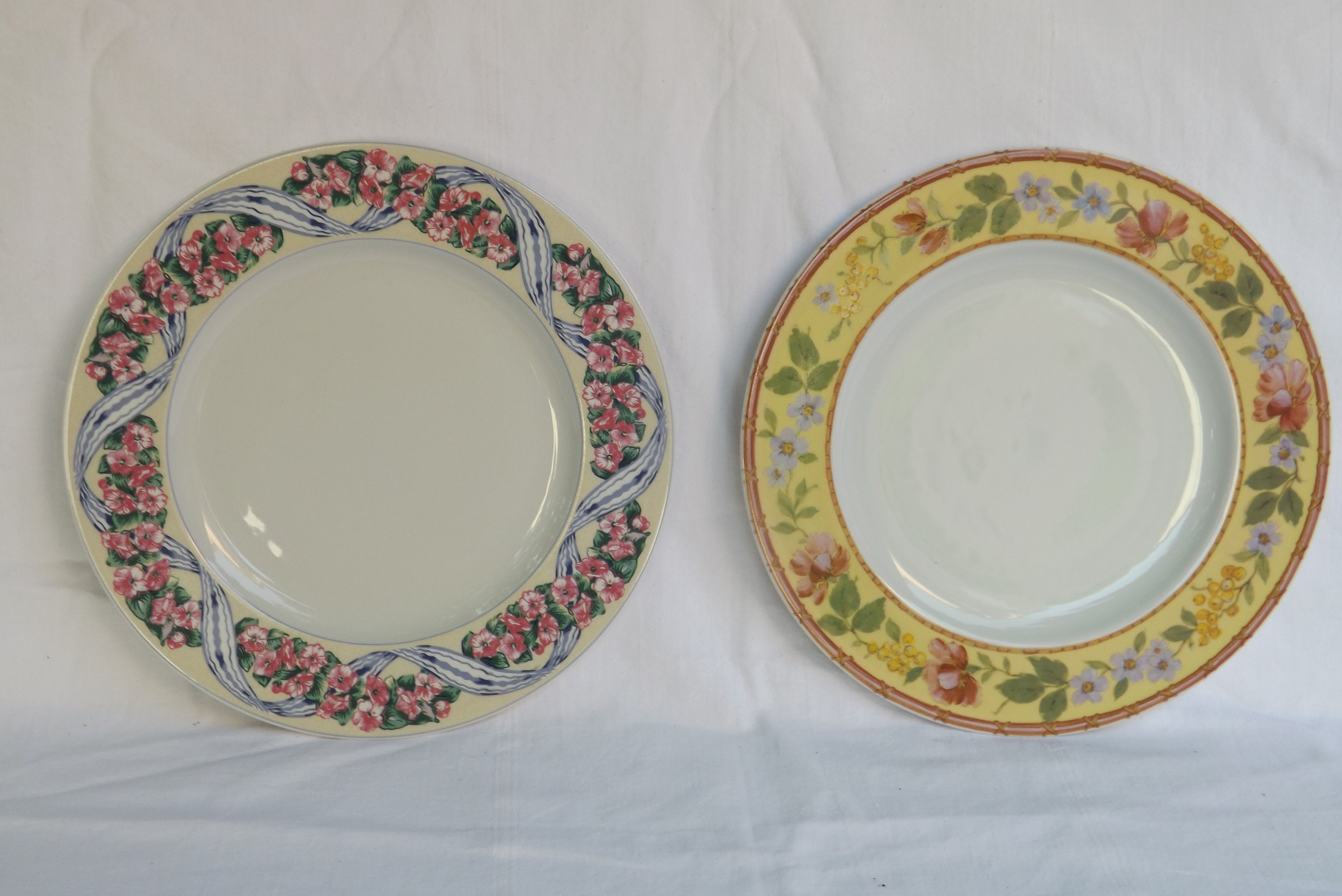 Ensemble de 2 Assiettes Motif Fleurs/Limodes France/ Porcelaine Sologne