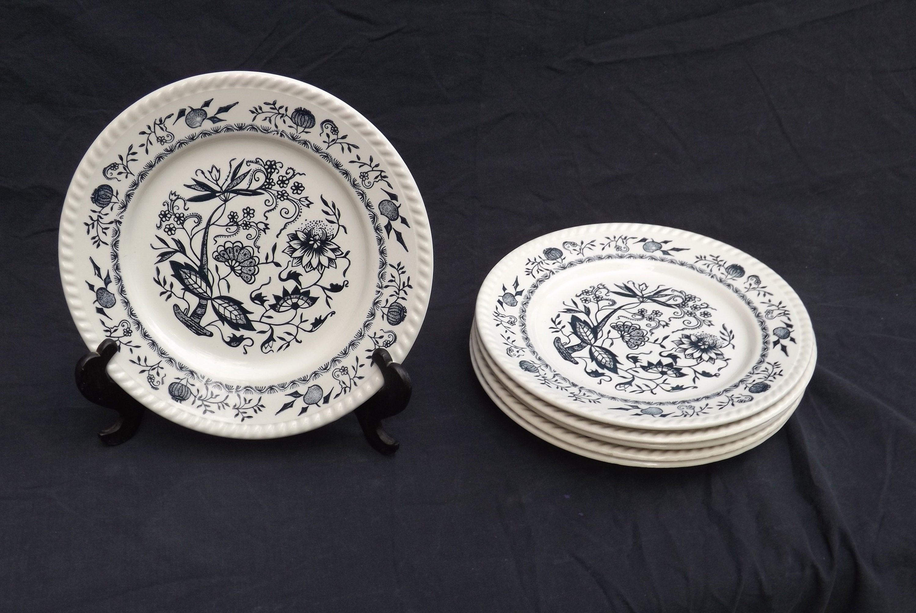 Lot 6 Assiettes Plates Anciennes Signée France/Décorée en Blanc et Crème avec Des Fleurs Bleu Marine