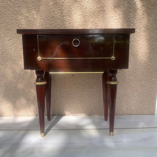 Ancienne table de chevet avec un joli décor en métal doré de style milieu de siècle.