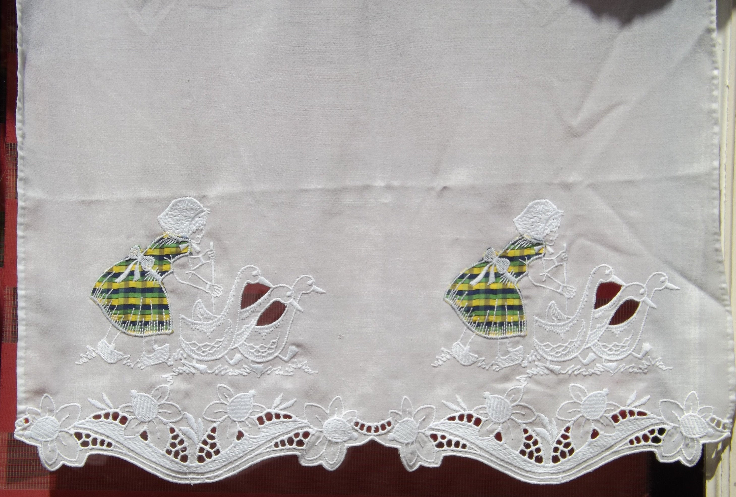 Vintage Beau Rideau avec Découpes en Dentelle Motif Fille Des Oies sur Le Pâturage