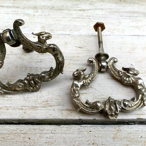 Antikes Paar Schubladengriffe, Frankreich, vergoldete Bronze, Griffe im Louis XV-Stil, 19. Jahrhundert