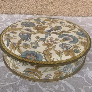 RARE boîte à tissu vintage, boudoir française, boîte à tissu en soie fleurie oiseau paon style , boîte à couture douce française