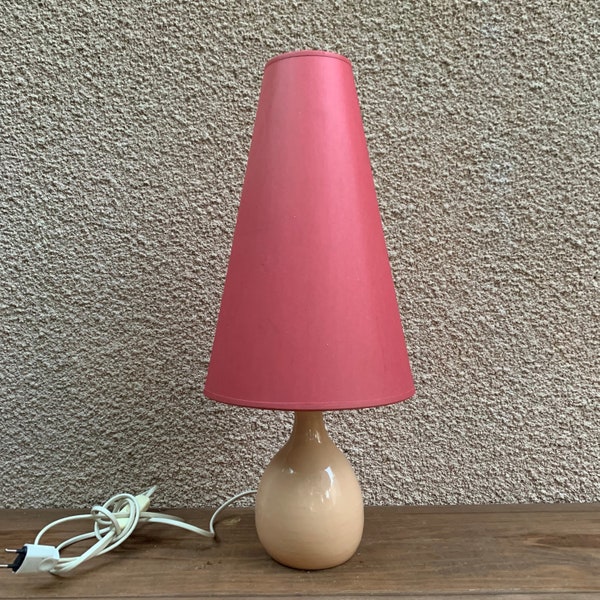 Vintage Lampe de chevet en céramique la  pied couleur du rose L'abat-jour  couleur rose foncé Signé par Mp