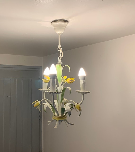 Lustre français ancien en tole peint à trois branches/ tulipes jaunes et feuilles vertes/.