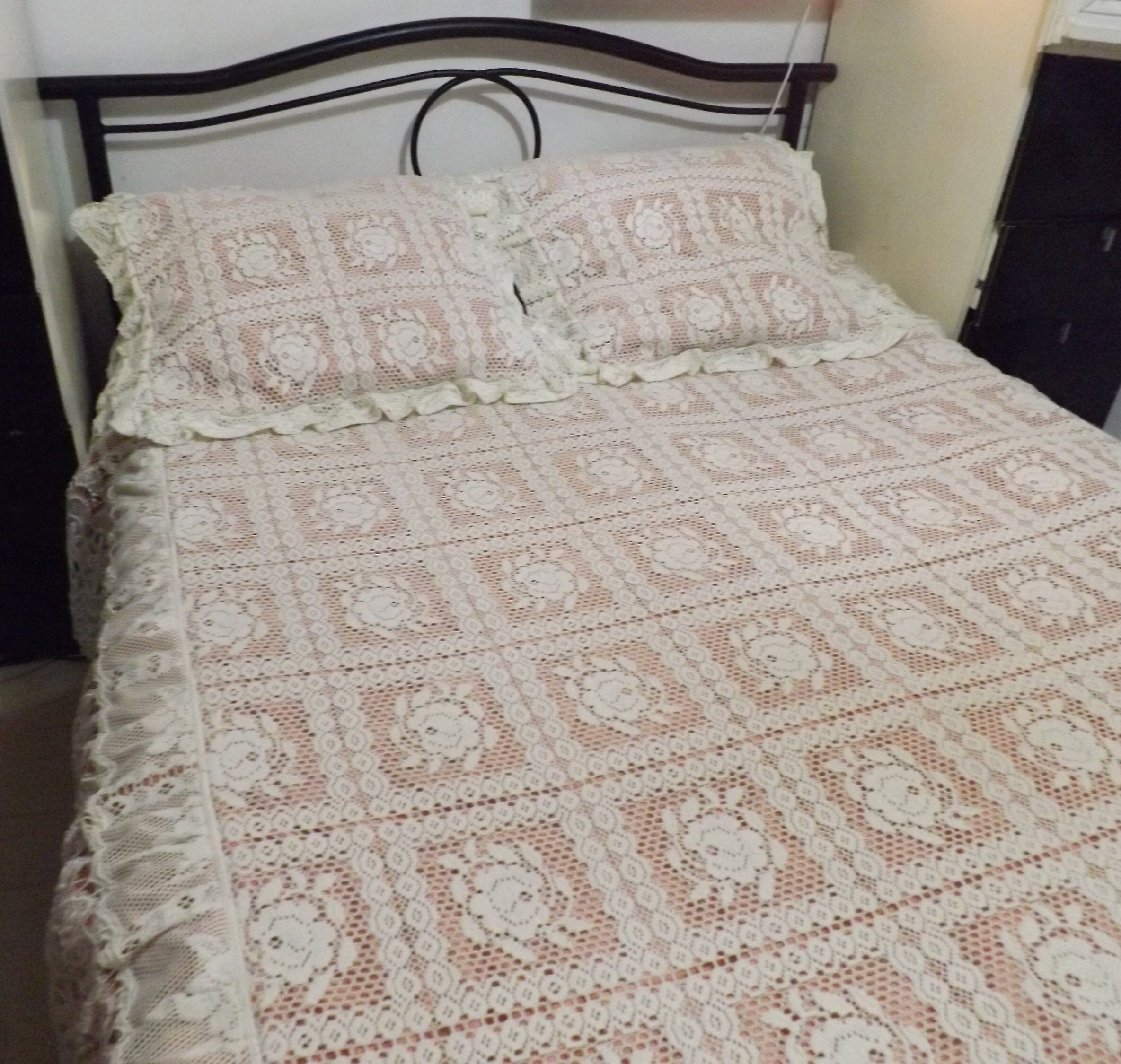 Vintage Français Ensemble de Couvre-Lit Double avec 2 Taies d'oreiller en Dentelle Blanche et Rose S