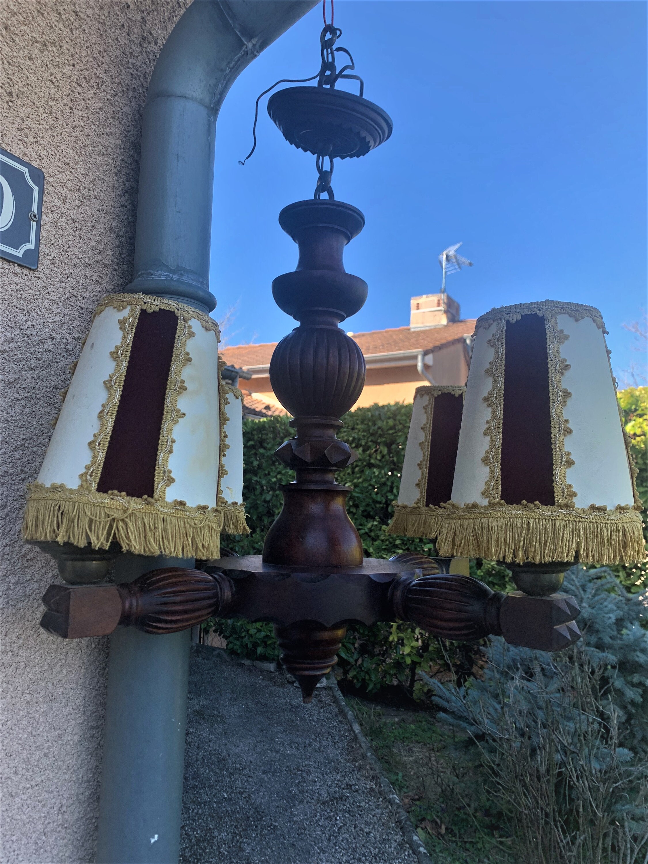 Antique Vintage Français Grand Lustre en Bois Massif Sculpté à La Main 4 Lumières avec Les Abat-Jour