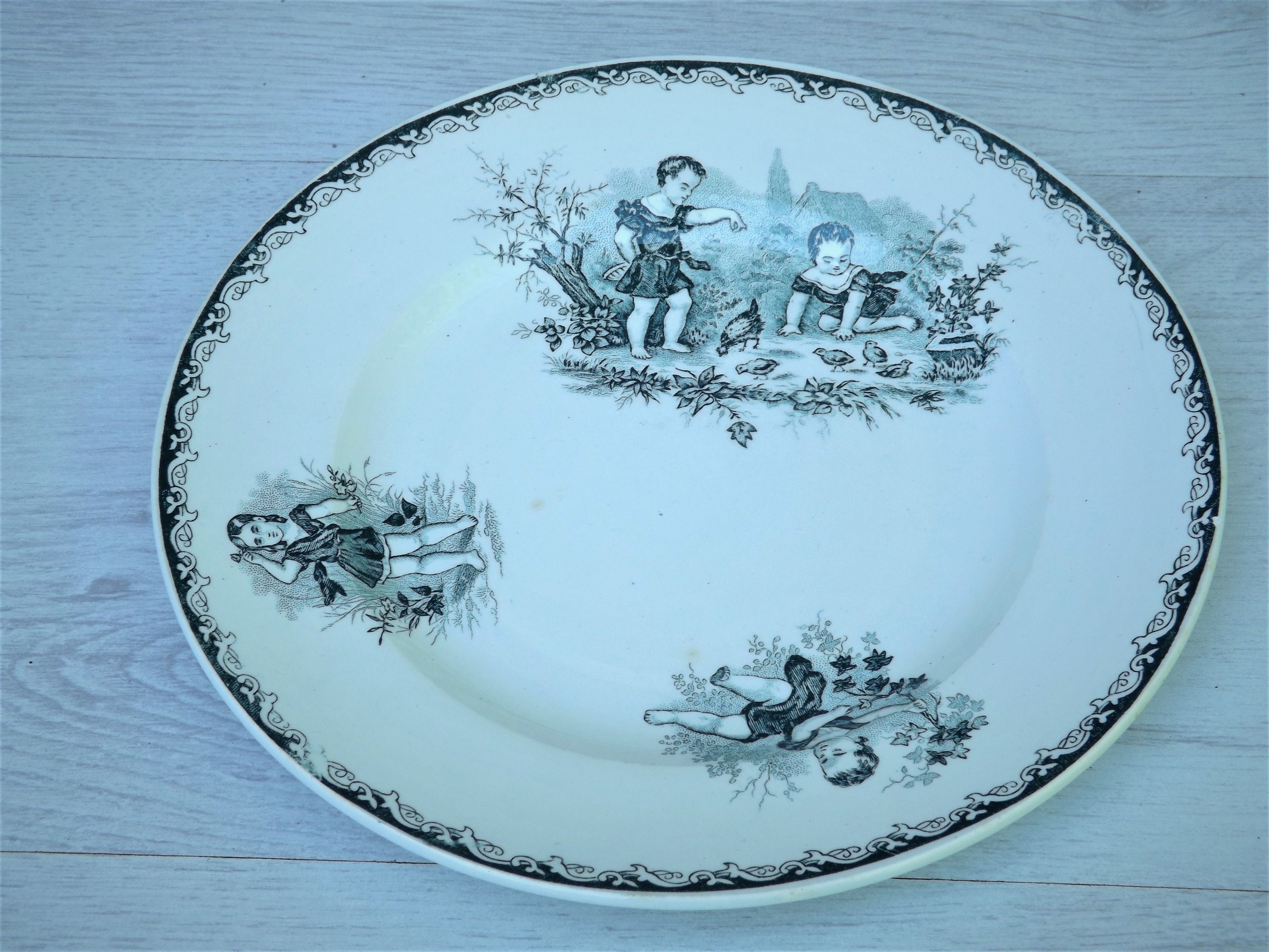 Ancienne Assiette St Amand Groupe d'enfants. French Antique