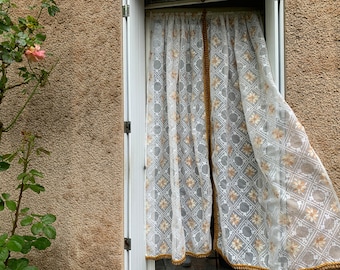 Un ensemble de deux  rideaux avec un beau motif floral avec une belle garniture de ruban de lin épais marron légèrement jaune.