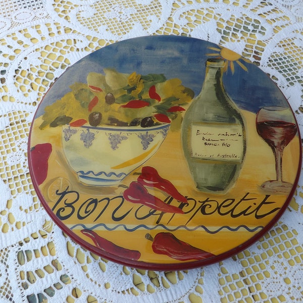 Vintage plateau tournant rond en bois avec une belle image peinte  bol avec salade, bouteille de vin, poivrons et le mot Bon Appétit.