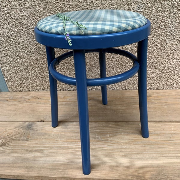 Tabouret vintage , signature IKEA Made in Sweden, couleur bleue, pieds en bois, périmètre en plastique très solide.