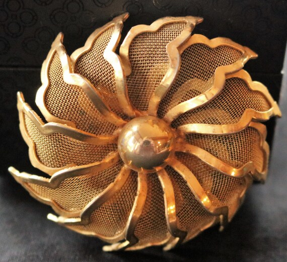 PRICE DROP/  Vintage Gold Tone Mesh Flower Brooch… - image 2