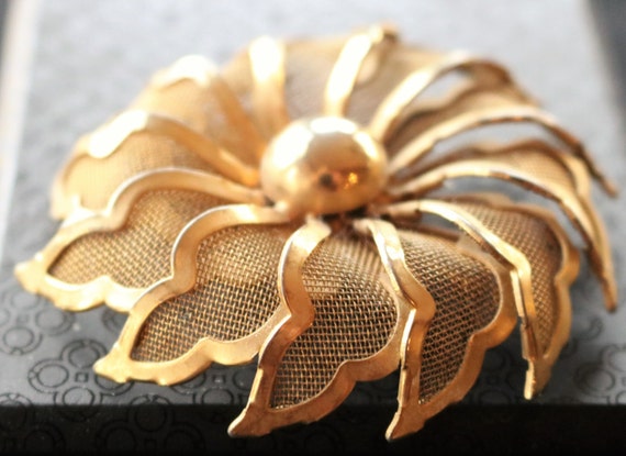 PRICE DROP/  Vintage Gold Tone Mesh Flower Brooch… - image 4