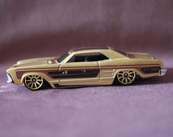 2001 Mattel/ Gold Color/ 64  Buick Riviera/ Hot Wheels