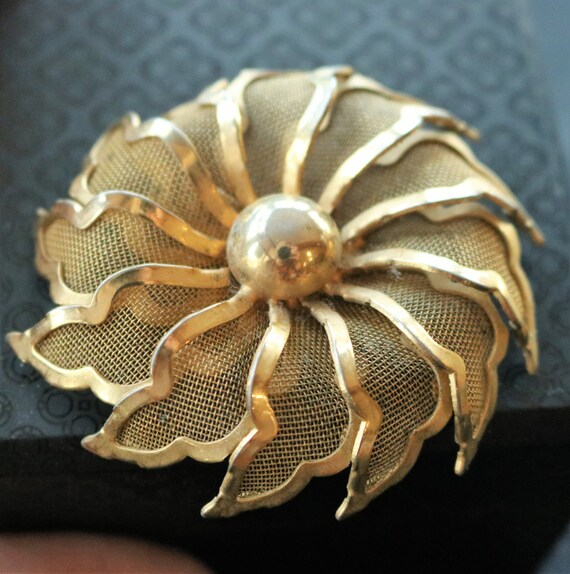 PRICE DROP/  Vintage Gold Tone Mesh Flower Brooch… - image 5