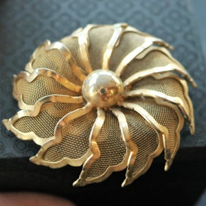 PRICE DROP/  Vintage Gold Tone Mesh Flower Brooch/Pin