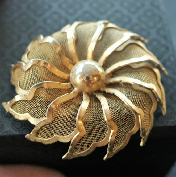 PRICE DROP/  Vintage Gold Tone Mesh Flower Brooch… - image 1