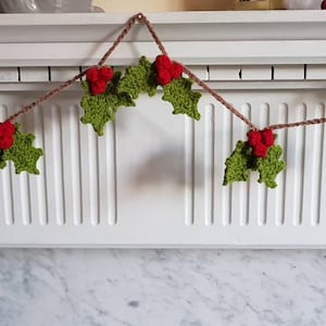 Szydełkowa girlanda z ostrokrzewu, chorągiewka świąteczna