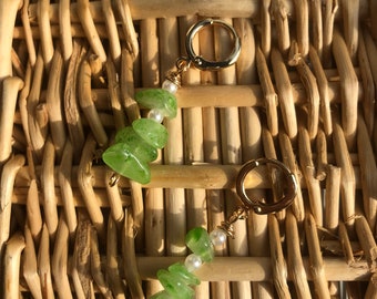 Vergoldete Edelstein Splitterohrringe grün mit Perlen