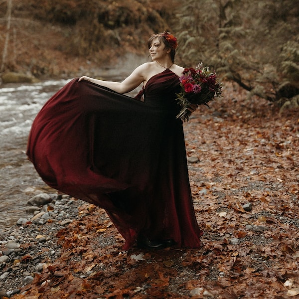 Handbemaltes Ombre-Kleid. Buntes Hochzeitskleid. Langes Kleid für die Brautmutter. Chiffonkleid. Ombre-Hochzeitskleid