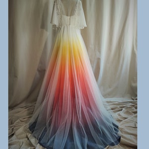 Handbemaltes Ombre-Hochzeitskleid. Buntes Hochzeitskleid. Maxi-Brautkleid. Hochzeitskleid bei Sonnenuntergang. Chiffonkleid. Strandhochzeitskleid
