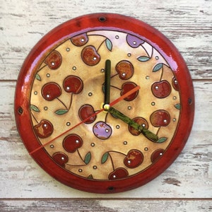 Horloge murale suspendue, décoration de cuisine, poterie faite main, horloge en céramique faite main colorée, poterie décorative, art de l&#39;argile, décoration murale en céramique