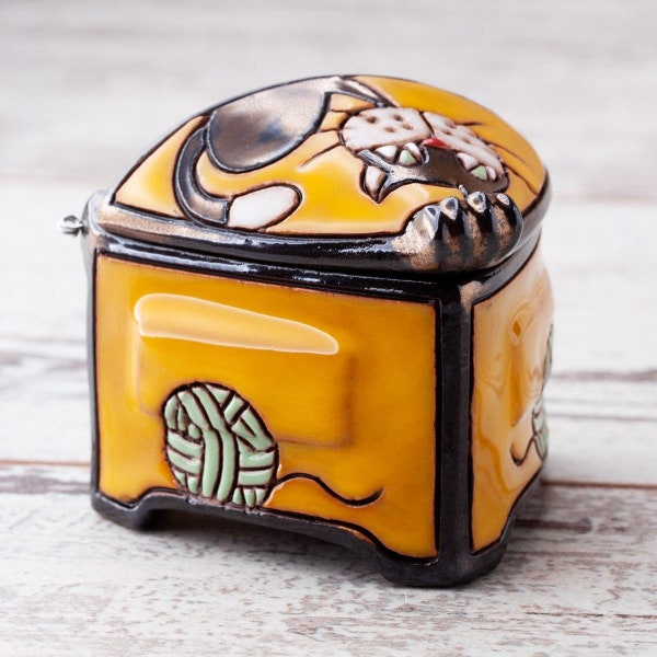 Ceramic box with cat decoration, Unique pottery box, Jewelry box, Cat accessories, Storage box, Treasure container, Keepsake container