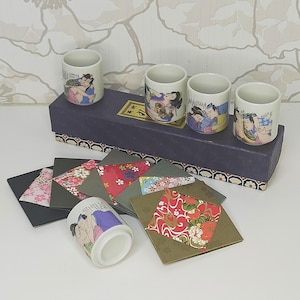 Vintage Japanse &#39;shunga&#39;-sakekopjes met kleurrijke origami-onderzetters