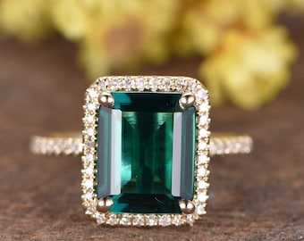 Anillo de esmeralda de corte esmeralda creado en laboratorio: alianza de oro con halo de diamantes