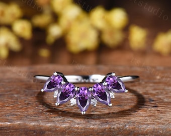 Anillo de boda curvo vintage con cinco piedras de amatista y anillo apilable de oro rosa de 14 quilates.