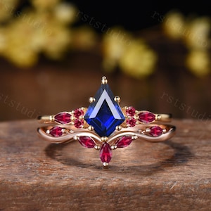 Conjunto de anillo de compromiso vintage con zafiro azul talla cometa y alianza a juego con rubí talla marquesa, conjunto nupcial único.