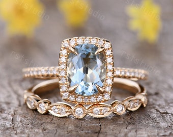 Anillo de compromiso de aguamarina con halo de diamantes en oro amarillo de 14 quilates.