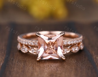 Anillo de compromiso de morganita de talla princesa: alianza de oro rosa con diamantes