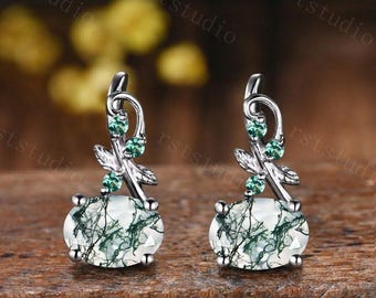 Pendientes ovalados de ágata musgosa, oro de 10K/14K/18K, con detalles de esmeralda sintética.