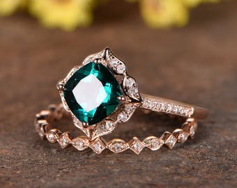 Anillo de compromiso con esmeralda y alianza de boda con diamantes en oro rosa de 14 k.