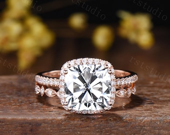 Conjunto de anillo de compromiso con moissanita de 3 quilates en forma de cojín y alianza nupcial de oro rosa de 14k.