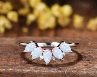 Alianza de boda vintage con ópalo blanco de fuego, anillo apilable curvo, oro rosa de 14 quilates con cinco piedras.