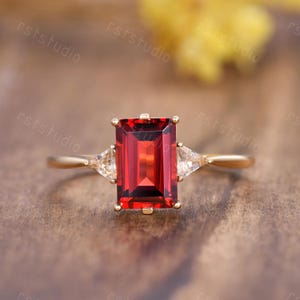 Anillo de compromiso con granate natural, anillo de bodas con granate de talla esmeralda, anillo de 3 piedras, moissanita triangular, anillo nupcial de oro macizo, regalo de joyería Art Déco.