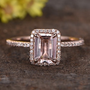 Anillo de compromiso de morganita de talla esmeralda con banda de diamantes en oro rosa de 14 k.