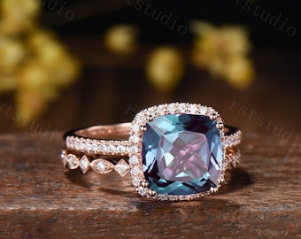 Conjunto de anillo de compromiso con alejandrita de 3 quilates en talla cojín, anillo de novia con halo de diamantes en oro rosa de 14k, alianza Art Déco de eternidad completa con detalles milgrain.
