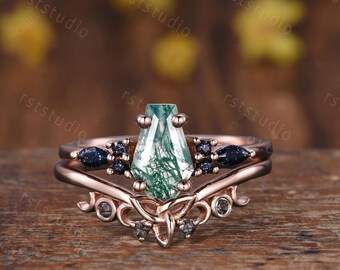 Conjunto de anillo de compromiso de ágata musgosa con forma de ataúd y alianza de boda de cuarzo negro en oro rosa.