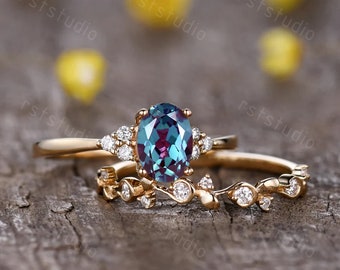 Conjunto de anillo de compromiso de alejandrita, talla ovalada, con detalles de diamantes.
