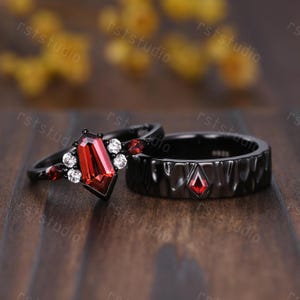 Couples Ring Vintage Coffin Kite Cut Red Garnet Ring Black Gold Ring Women Unique Garnet Promise Ring Mens Hammered Wedding Band Retro Gift