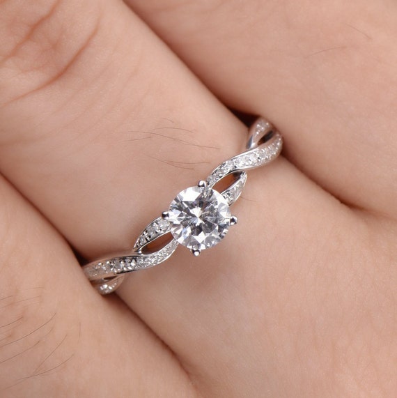 Anillo De Compromiso Infinito Con Moissanita 1.8 Quilates - Plata De Ley Chapada En Oro Blanco