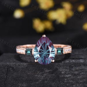 Anel de noivado com alexandrita lapidada em formato de pera de 3 quilates, com aro em filigrana e diamantes em lapidação baguete de alexandrita. Anel de compromisso com pedra do mês de junho para mulheres.